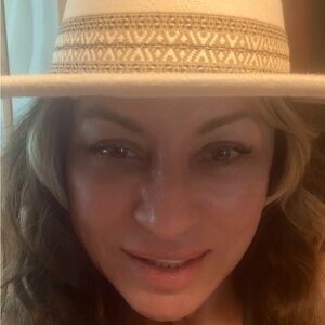 Meet your Posher, Sharon